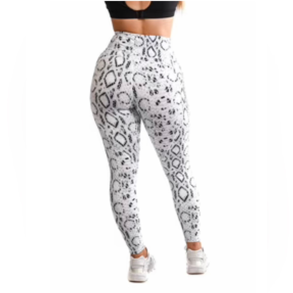 Effortless Heart Booty Leggings- White Cobra
